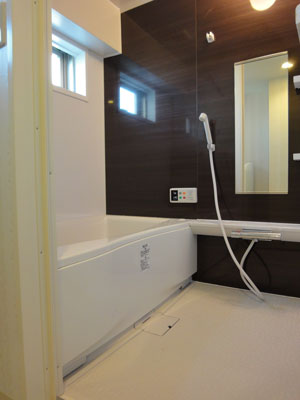 間仕切りも兼ね備えた造作収納を設置